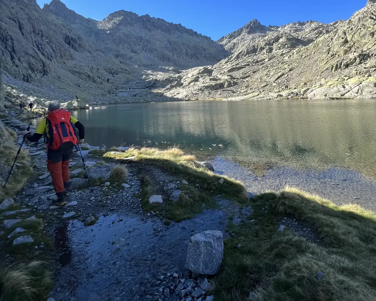 Wanderer mit Rucksack an einem Bergsee